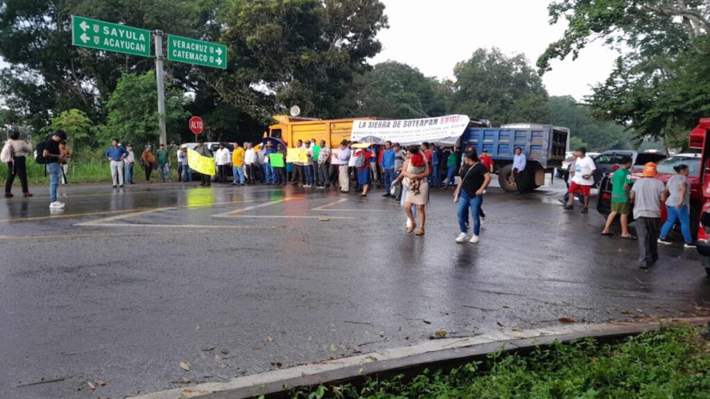 Campesinos bloquean carreteras en Acayucan para exigir que la rehabilitación Soteapan–Acayucan sea con concreto hidráulico