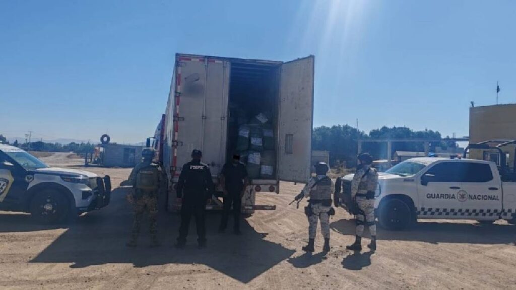Aseguran tractocamión con 20 toneladas de mercancía ilegal en Guanajuato