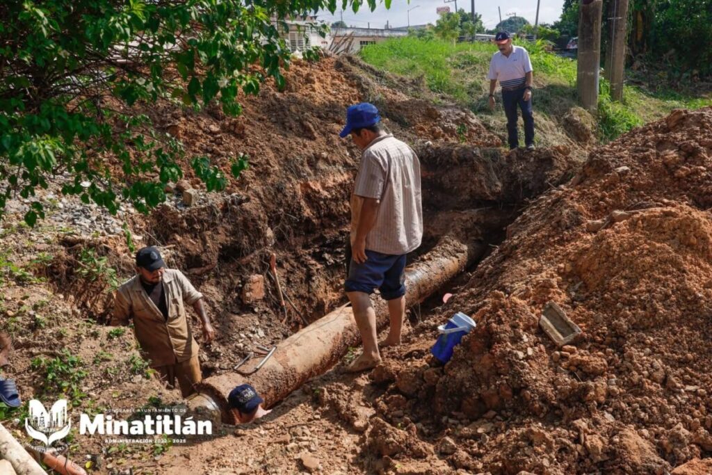 Repara DGAPA línea de conducción de 14” en la calle Altamira de Minatitlán