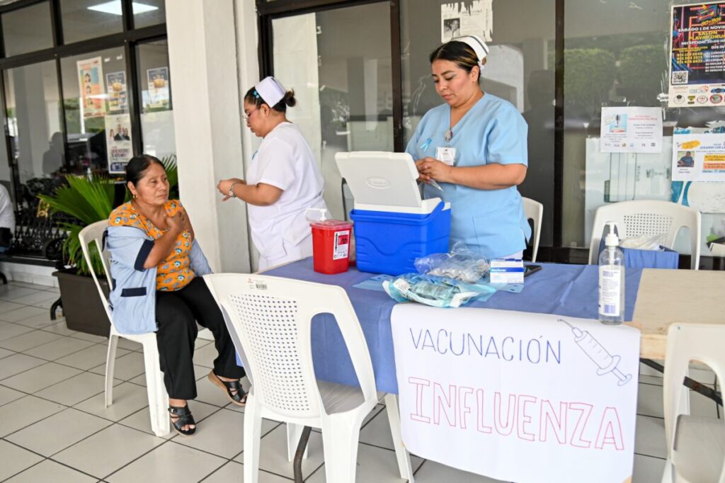 Refuerzan gobierno de Coatzacoalcos e ISSSTE campaña contra la influenza previo a temporada invernal
