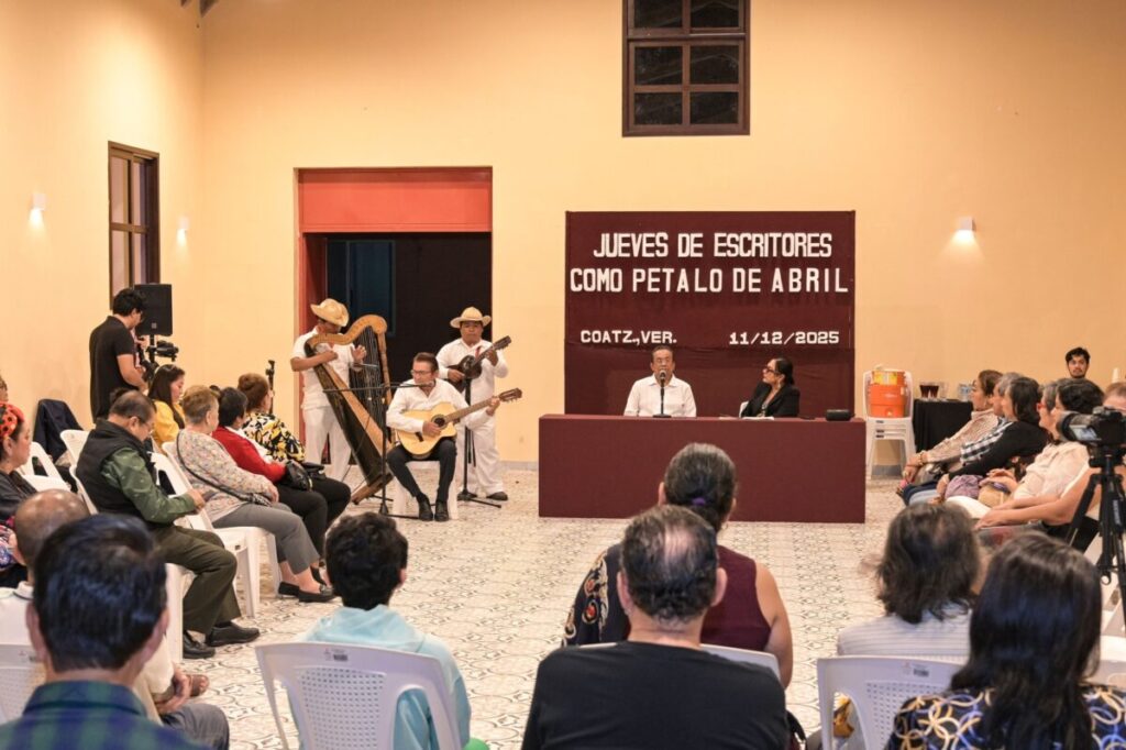 Presentan en Coatzacoalcos el poemario ‘Como pétalo de abril’ de Margarito Escudero Luis