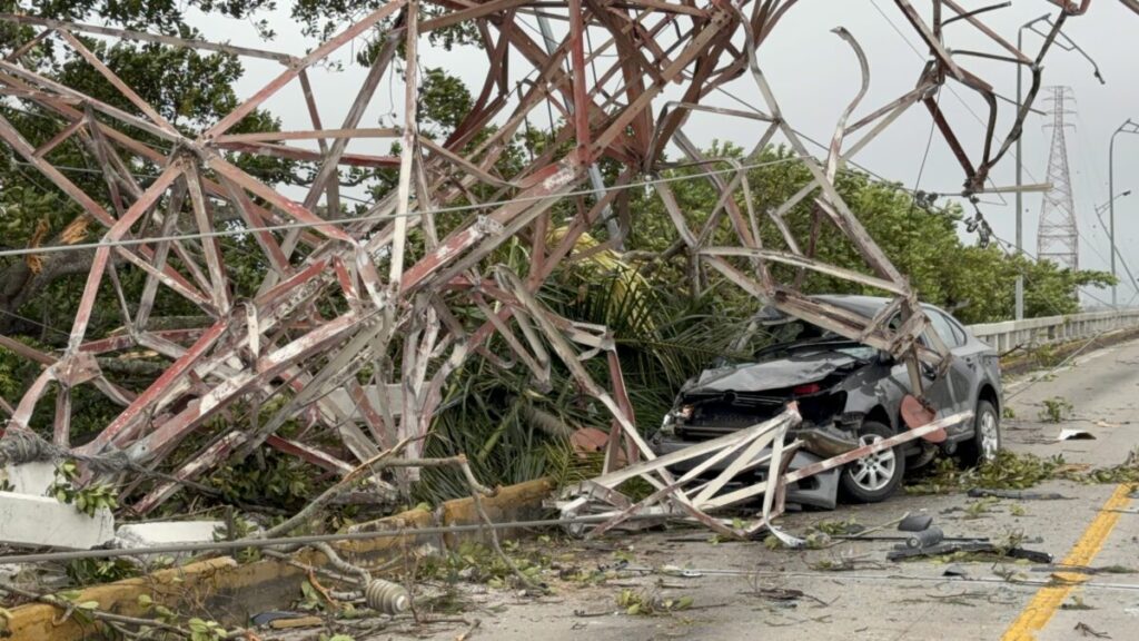 Frente Frío provoca colapso de torres de alta tensión en Veracruz y cae sobre vehículos en puente Coatzacoalcos Uno