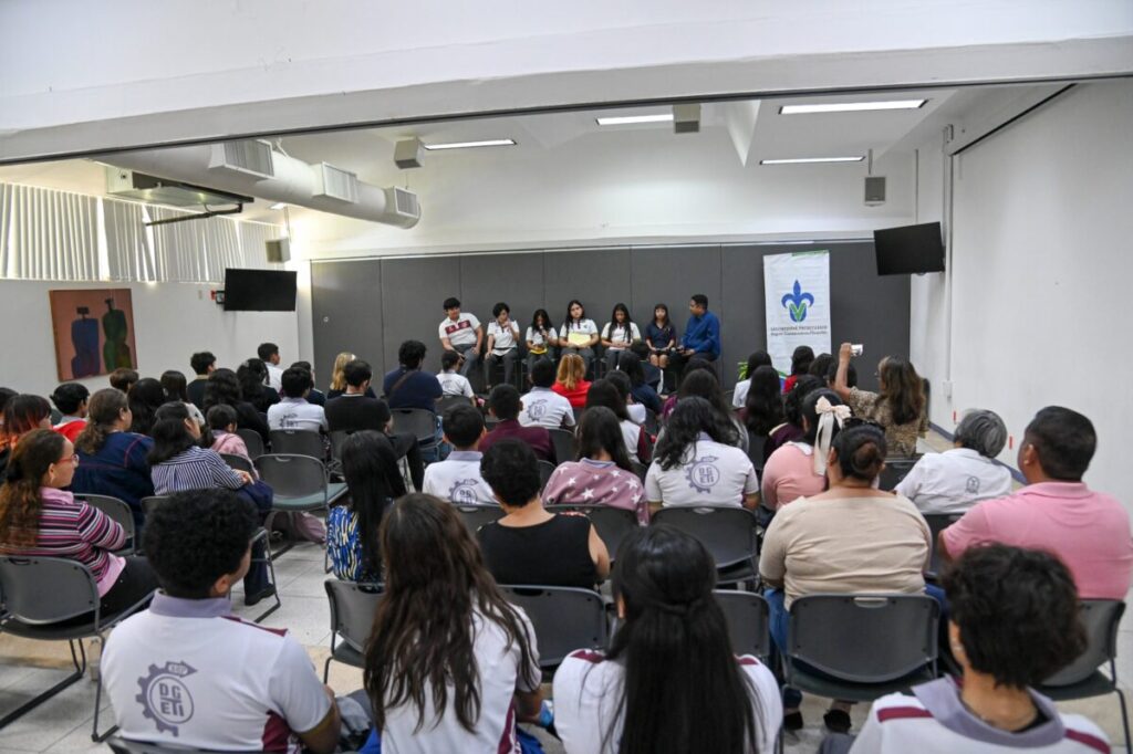 Celebra Coatzacoalcos Día Nacional del Libro con encuentro literario entre estudiantes