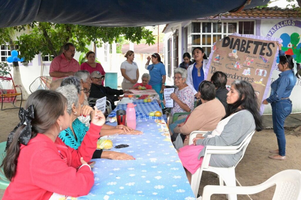 Llevan pláticas de salud y prevención a adultos mayores de ‘Apapachos del Corazón’