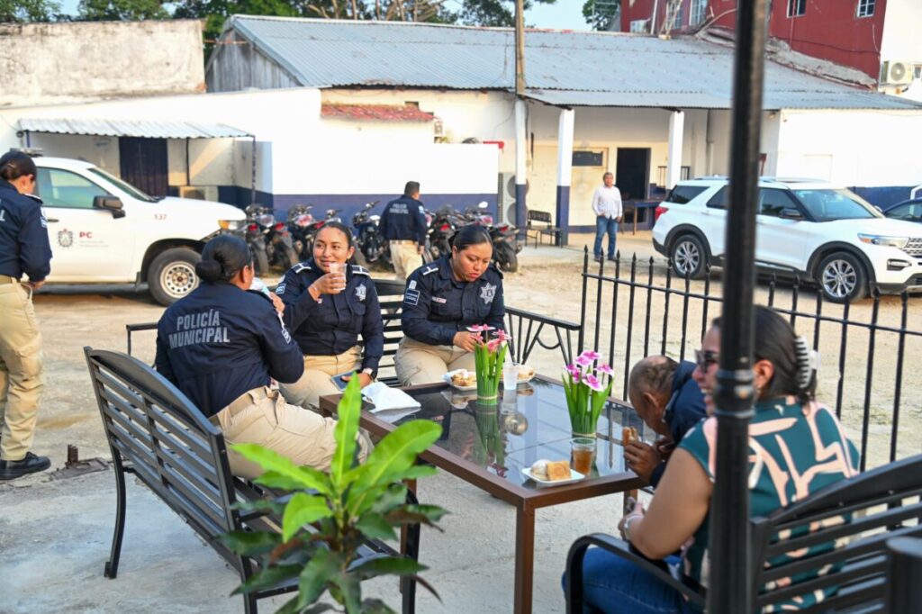 Inaugura Amado Cruz el jardín ‘Xochitepancalli’ y reconoce la dignificación de la Policía Municipal de Coatzacoalcos