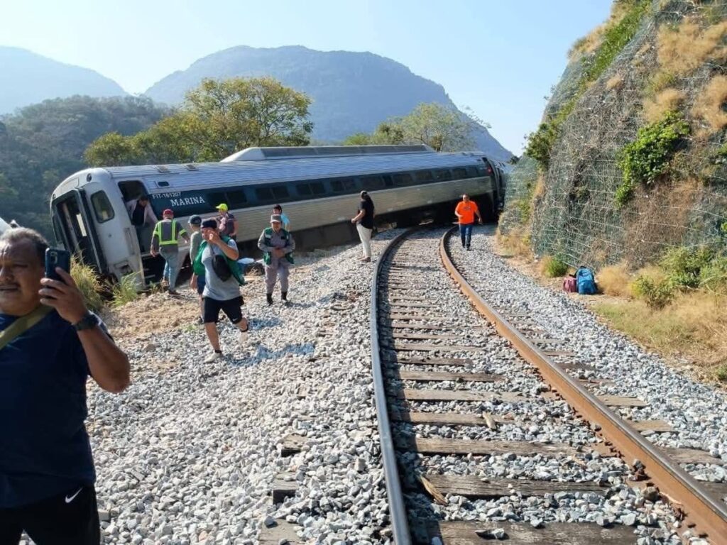 Descarrila tren del Corredor Interoceánico que viajaba de Oaxaca a Coatzacoalcos