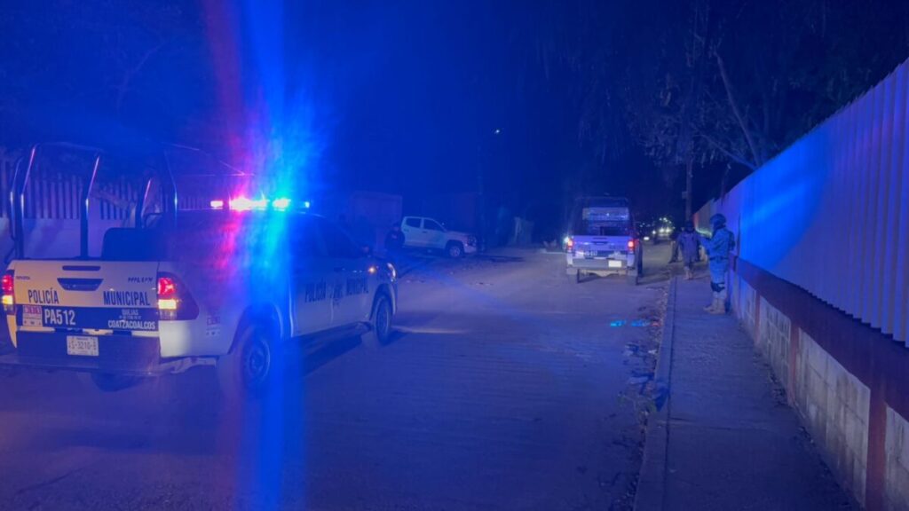 Balean a masculino en la barda del parque La Alameda en Coatzacoalcos.