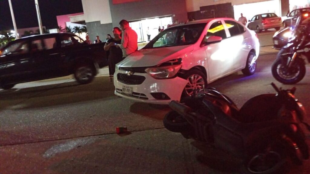 Auto particular derriba a motociclistas en la colonia Paraíso en Coatzacoalcos. Auto particular derriba a motociclistas en la colonia Paraíso en Coatzacoalcos.