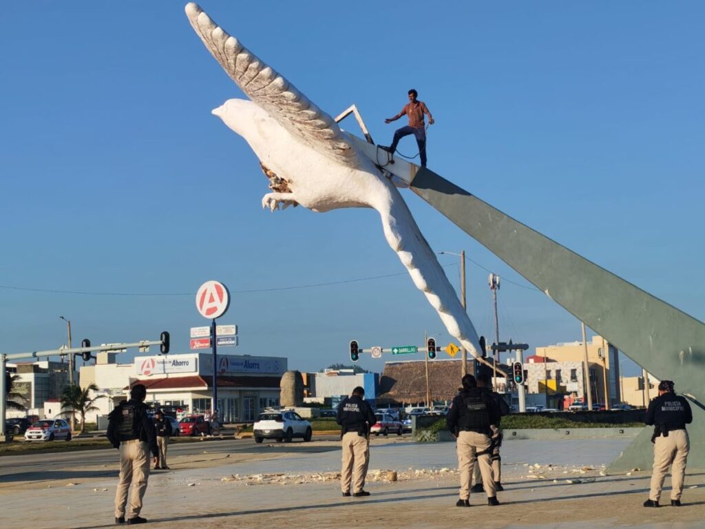 Sujeto subió a la Paloma de la Paz y causó daños materiales en Coatzacoalcos