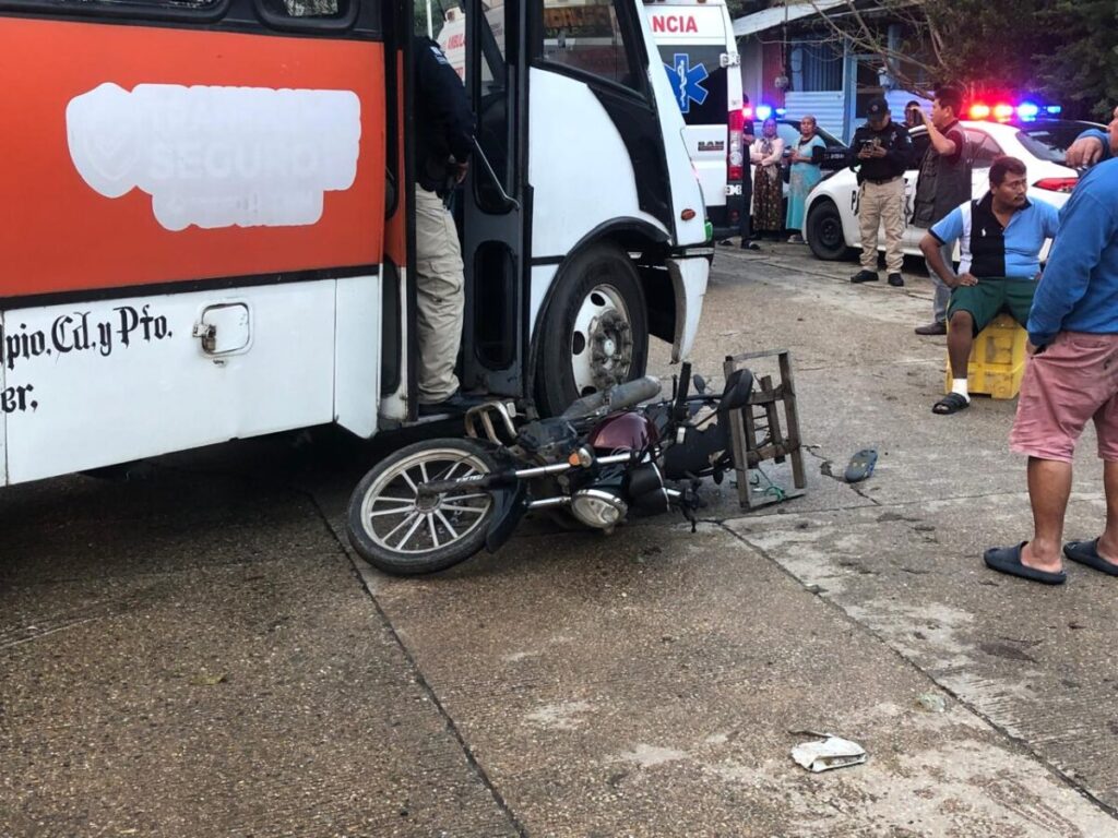 Urbano derriba a motociclista en la colonia Divina Providencia de Coatzacoalcos Urbano derriba a motociclista en la colonia Divina Providencia de Coatzacoalcos