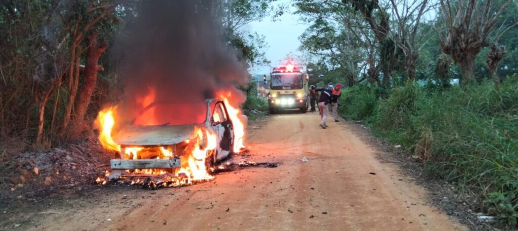 Incendi@n taxi en Acayucan; conductor está desaparecido Incendi@n taxi en Acayucan; conductor está desaparecido