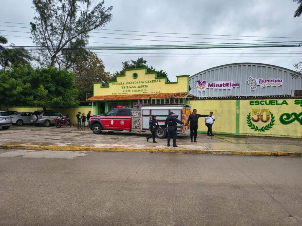 Perros pitbull ingresan a secundaria y 4t4c4n a siete alumnos en Minatitlán Perros pitbull ingresan a secundaria y 4t4c4n a siete alumnos en Minatitlán