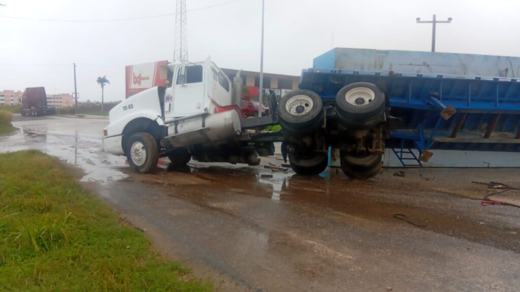Tráiler termina volcado frente al Itesco de Coatzacoalcos.  