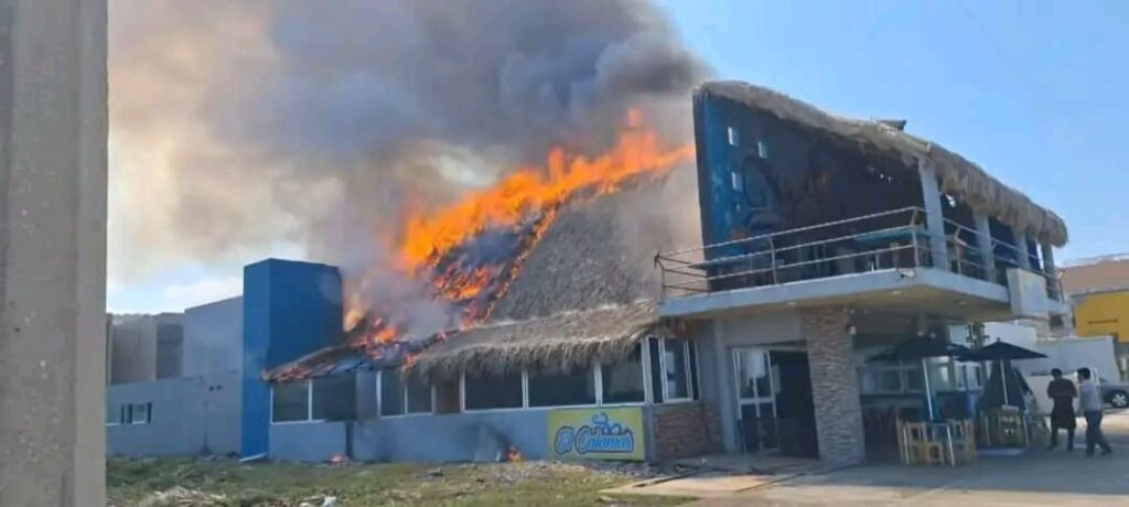 VIDEO : Con b0mb@$ mol0t0v incendian por segunda ocasión “El Calamar” de Coatzacoalcos. VIDEO : Con b0mb@$ mol0t0v incendian por segunda ocasión “El Calamar” de Coatzacoalcos.