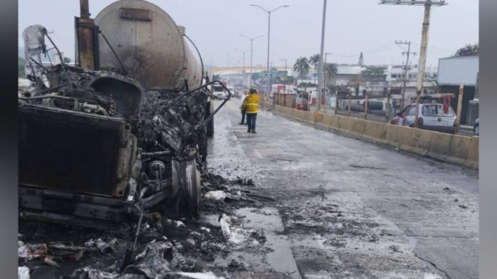 Se incendia tráiler con remolque tipo pipa en la carretera Transístmica de Coatzacoalcos.
