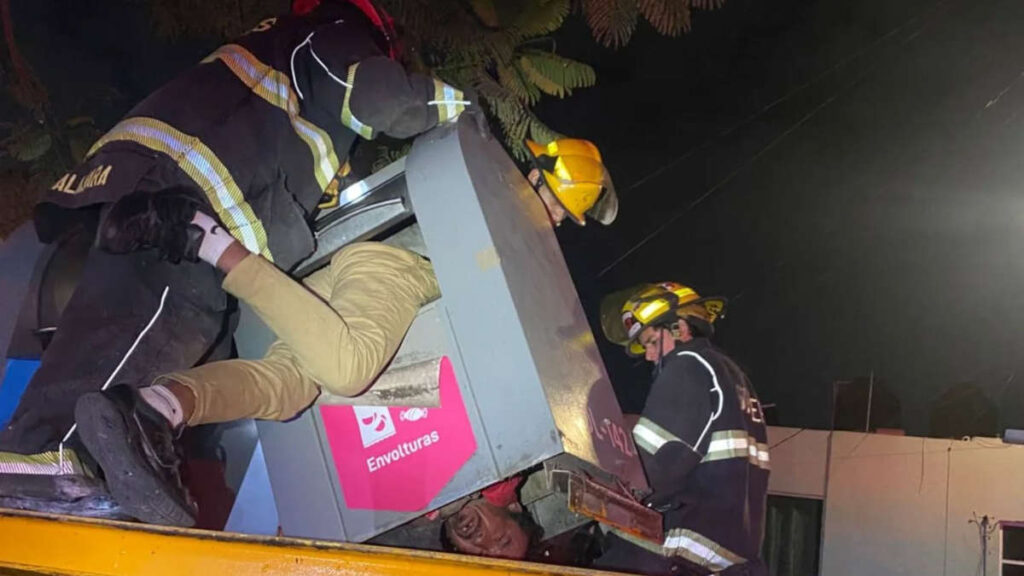 Hombre queda atrapado en bote basura por sacar cartones en Jalisco.