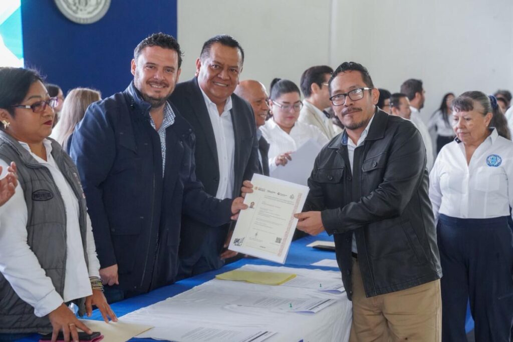 Refrenda Cirilo Vázquez Parissi su compromiso con la educación en Cosoleacaque