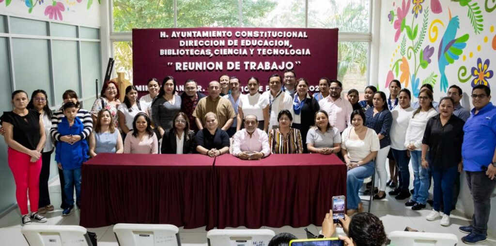 Presidente Municipal de Minatitlán participa en reunión con directivos de planteles de nivel básico.