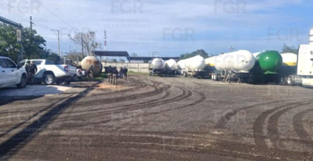 Asegura FGR en Minatitlán 149 vehículos y más de 82 mil litros de hidrocarburo.