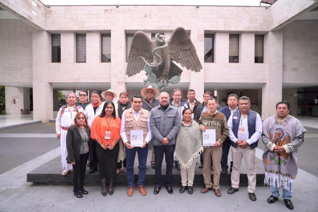 Atiende Esteban Bautista a maestros indígenas de las Altas Montañas. Atiende Esteban Bautista a maestros indígenas de las Altas Montañas.