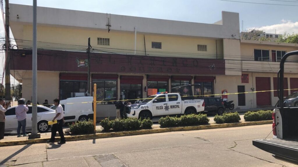 VIDEO: At4qu3 arm4d0 contra guardia de seguridad en tienda de vinos del centro de Coatzacoalcos.