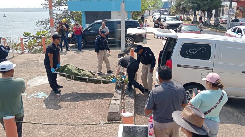 Rescatan c@dáv3r de masculino que cayó al río Coatzacoalcos. Rescatan c@dáv3r de masculino que cayó al río Coatzacoalcos.
