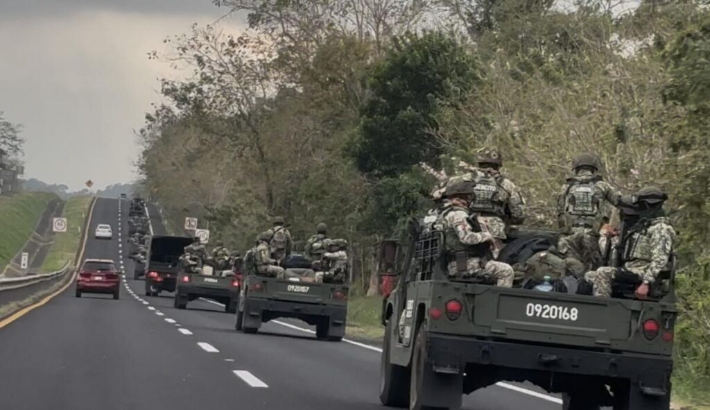 Fuerzas militares se reagrupan y atraviesan Veracruz para apoyar zonas de riesgos.