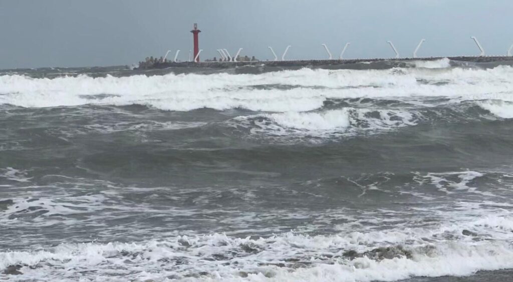 Exhortan a no ingresar al mar por fuerte oleaje en el sur de Veracruz