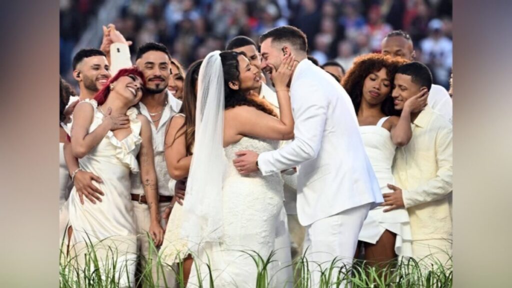 ¡Boda real! La pareja que apareció en el show de Bad Bunny al medio tiempo del Super Bowl se casó de verdad.