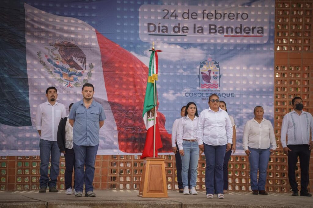 Encabeza alcalde de Cosoleacaque conmemoración de Día de la Bandera Mexicana.