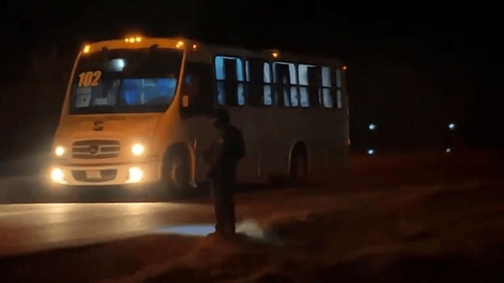 Sin pasajeros ni chofer, pero con pertenencias, hallan autobús encendido en San Luis Potosi