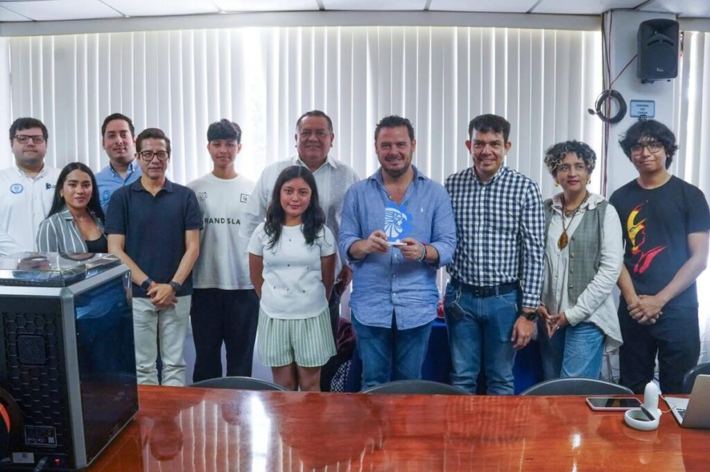 Alcalde de Cosoleacaque se reúne con estudiantes del Tec para conocer proyectos de innovación tecnológica.