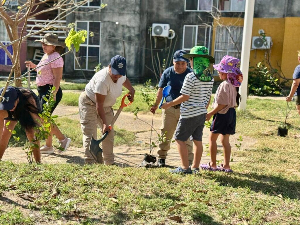 Unen ciudadanía y Gobierno de Coatzacoalcos esfuerzos en jornada de reforestación en Santa Martha.