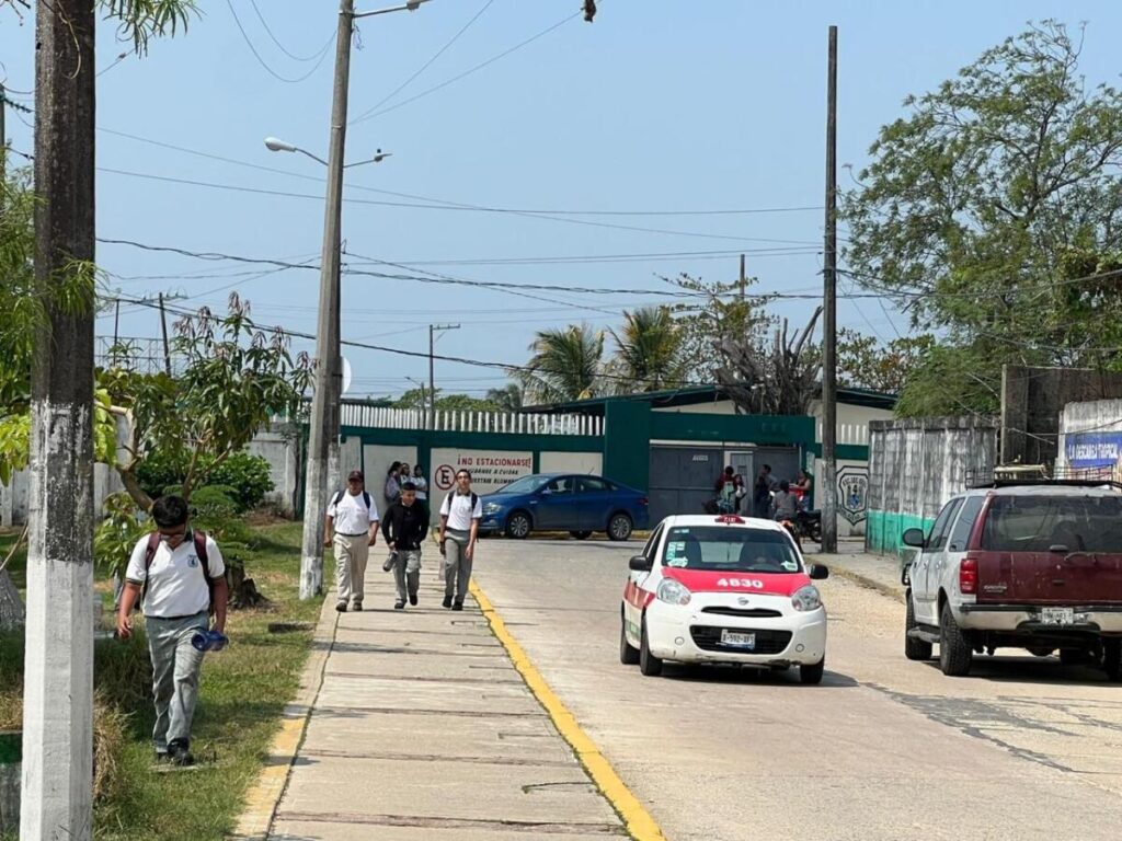  Evacuaron escuelas en Mundo Nuevo de Coatzacoalcos por olor a amoniaco en el ambiente al sur de Veracruz.