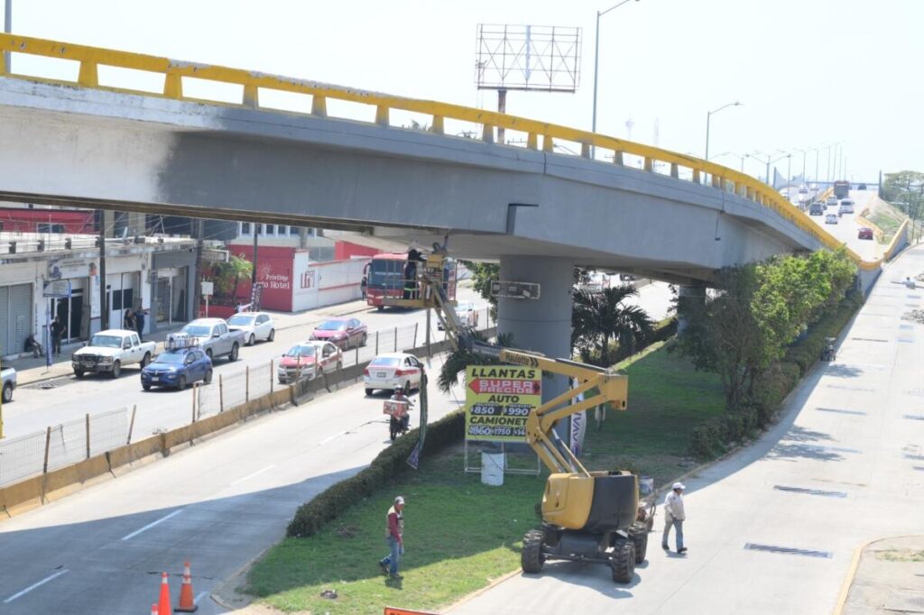 Gobierno de Coatzacoalcos intensifica mantenimiento integral en colonias y accesos principales.