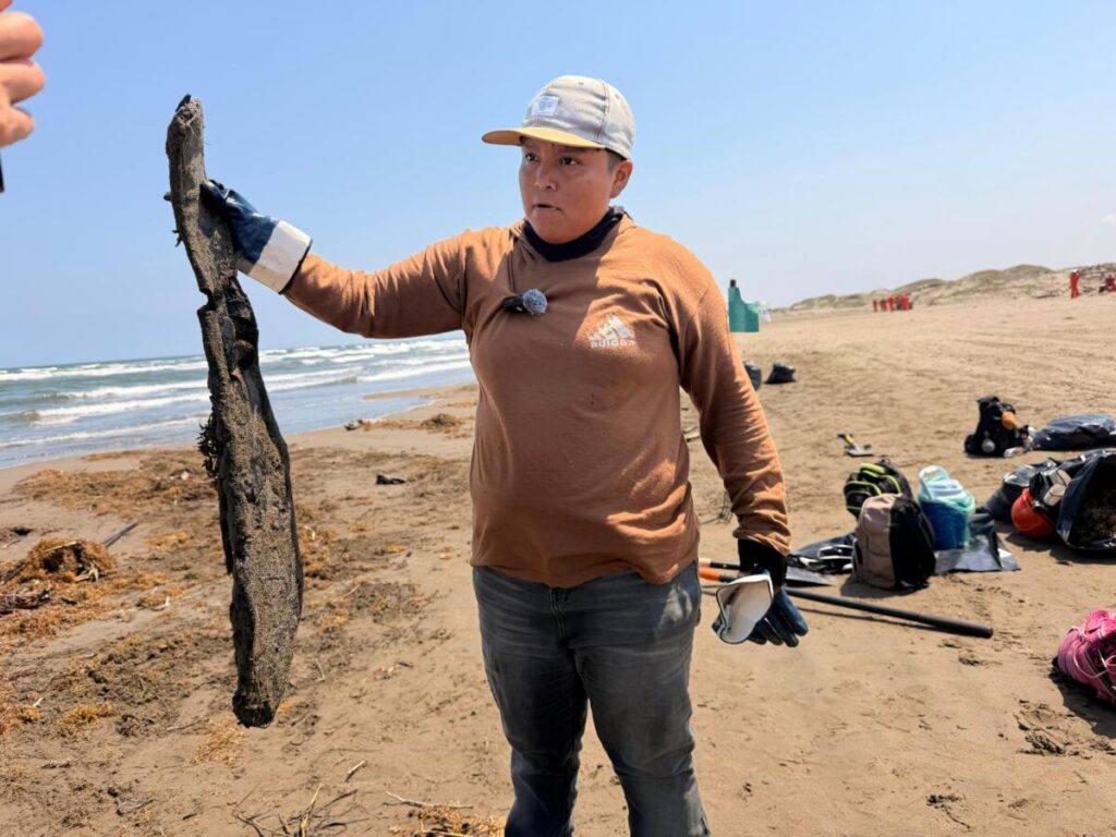 “Dicen que no hay contaminación; miren estos pedazos de chapopote”: habitantes limpian playa en Las Barrillas.