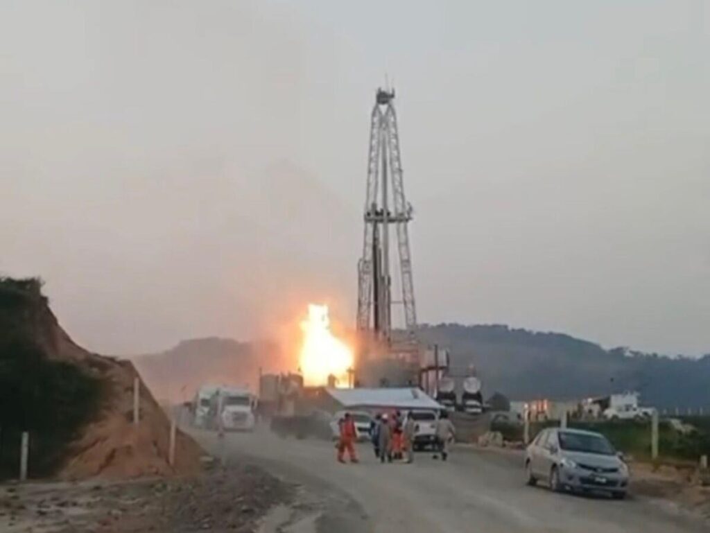 Incidente en pozo petrolero de Las Choapas deja fuga de gas; autoridades activan protocolo de emergencia.