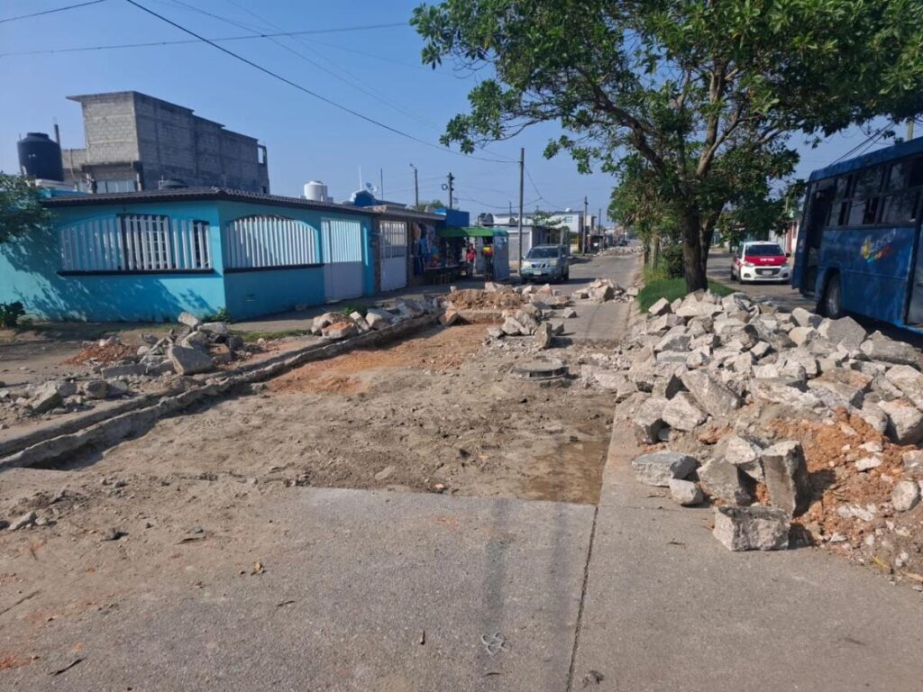 Cumple Pedro Miguel Rosaldo promesa en Ciudad Olmeca con saneamiento y rehabilitación en la zona poniente. Cumple Pedro Miguel Rosaldo promesa en Ciudad Olmeca con saneamiento y rehabilitación en la zona poniente.