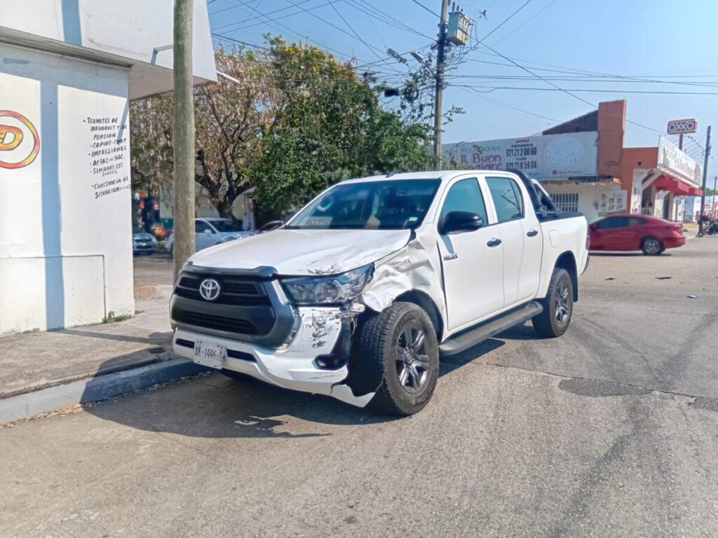 Conductora no respetó preferencia e impacta a camioneta en la Colonia Manuel Avila Camacho de Coatzacoalcos.