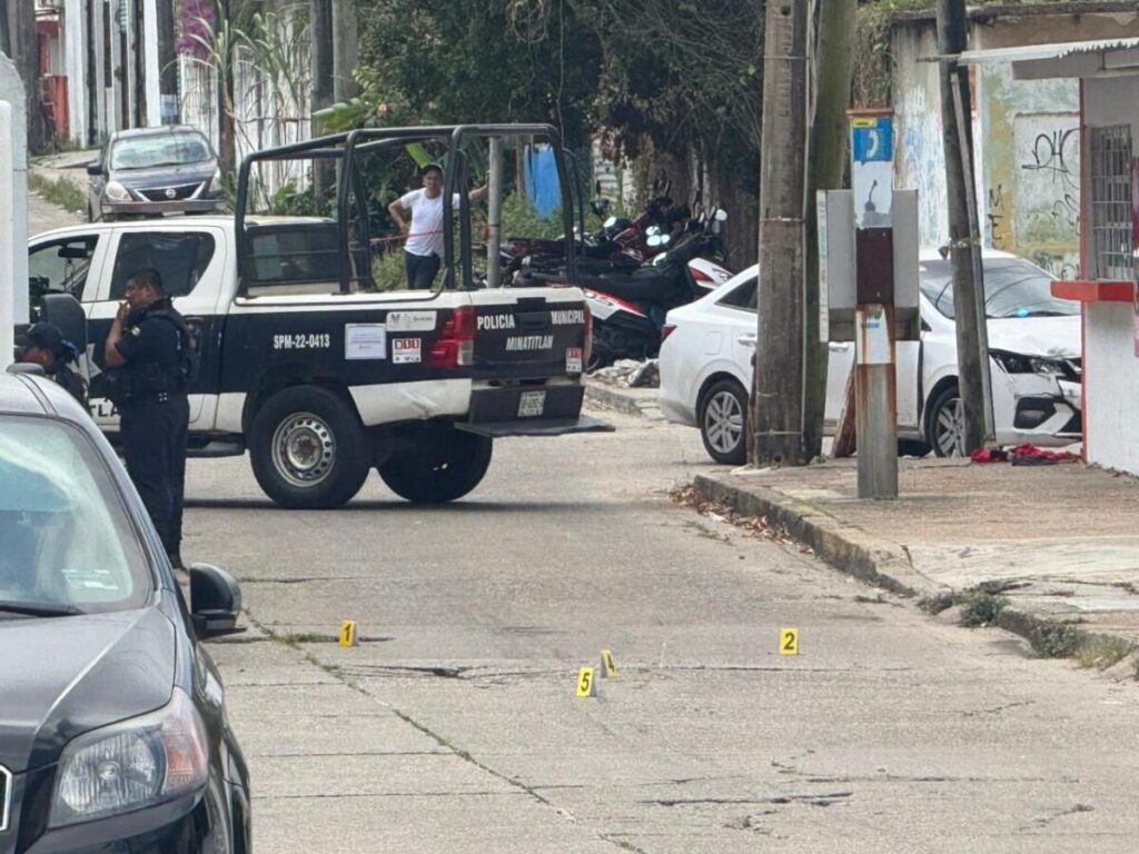 At@c4n a b4l4z0$ a dos hombres que viajaban en motocicleta en Minatitlán.