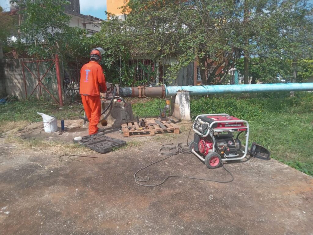 Mantiene CMAS rehabilitación de la línea de 18 pulgadas y refuerza abastecimiento con pipas en el poniente de la ciudad.