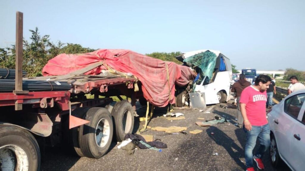 Un mu3rt0 y varios l3$!0n4d0s tras choque de autobús en la autopista La Tinaja–Cosoleacaque. Un mu3rt0 y varios l3$!0n4d0s tras choque de autobús en la autopista La Tinaja–Cosoleacaque.