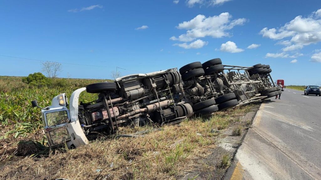 Vuelca tolva con 40 toneladas de cemento en “Las Matas”; cierran carril hacia Coatzacoalcos.