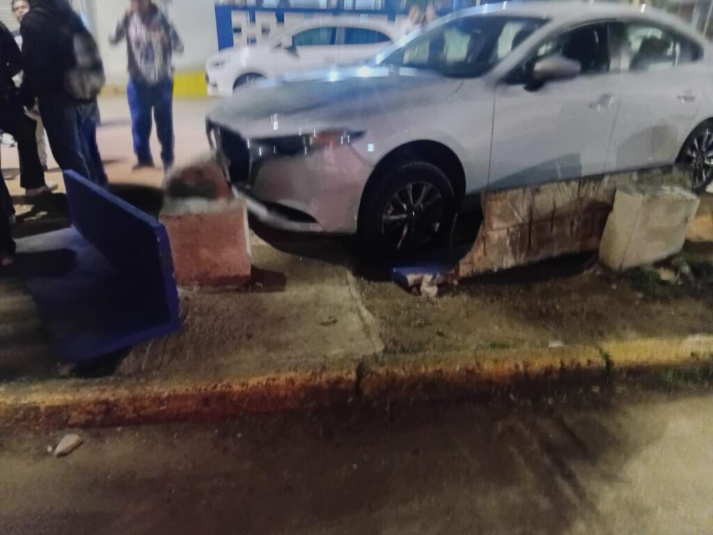 Conductor pierde el control y estampa su auto contra unas bancas en Coatzacoalcos.