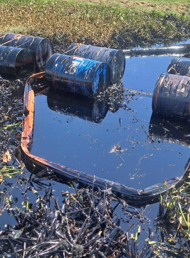 Sigue sin control derrame de hidrocarburo en laguna y Río de Cosoleacaque. Sigue sin control derrame de hidrocarburo en laguna y Río de Cosoleacaque.