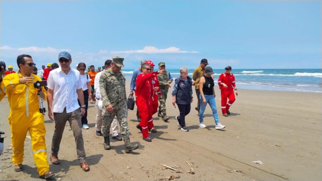 Titular de SEMARNAT recorre playas de Coatzacoalcos. Titular de SEMARNAT recorre playas de Coatzacoalcos.