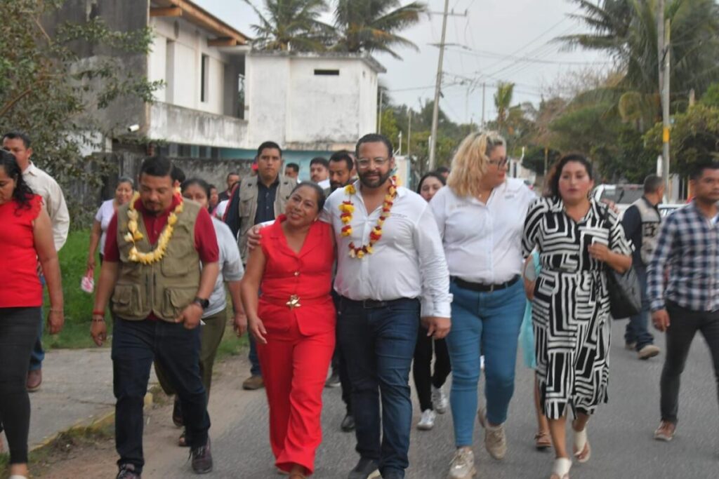 Acompaña Alcalde de Coatzacoalcos a delegado federal en entrega de tarjetas y obras comunitarias
