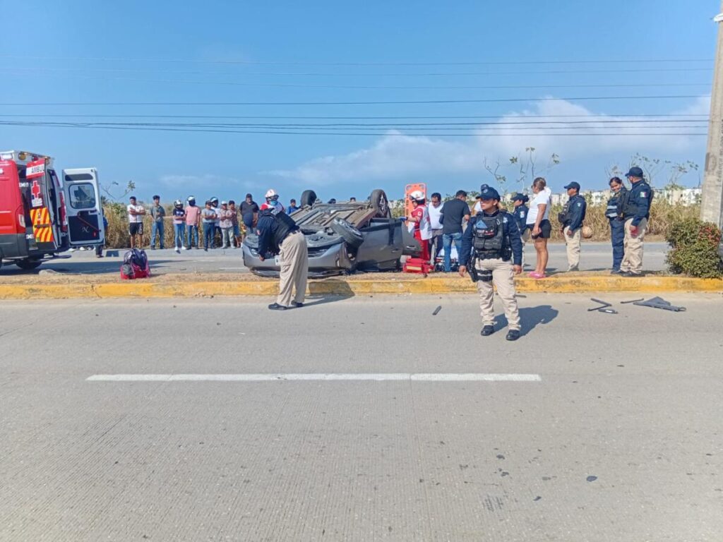 Choque con volcadura deja cuantiosos daños materiales y una pareja lesionada en carretera a Las Barrillas en Coatzacoalcos Choque con volcadura deja cuantiosos daños materiales y una pareja lesionada en carretera a Las Barrillas en Coatzacoalcos