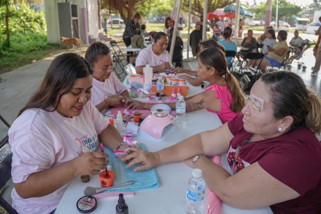 Expo Mujer Cosoleacaque 2026 acerca servicios gratuitos a Estero del Pantano