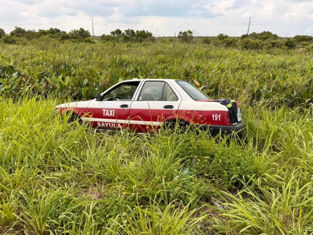 Taxi de Sayula de Alemán se sale de la carretera Las Matas